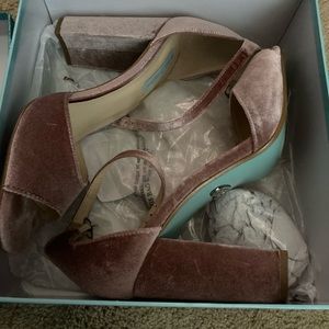 Size 10 blush velvet open-toed shoes with an ankle strap. In good condition.